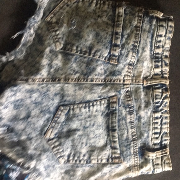 Shorts - Picture 3 of 4